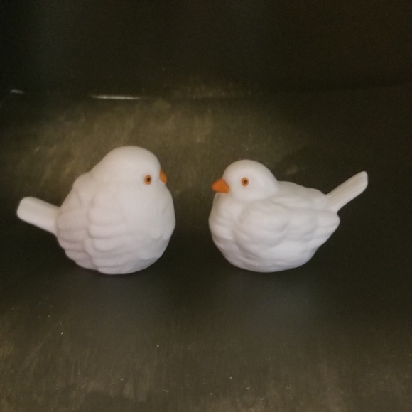 2 porcelain bisque  birds tiny made in Taiwan - Picture 4 of 7